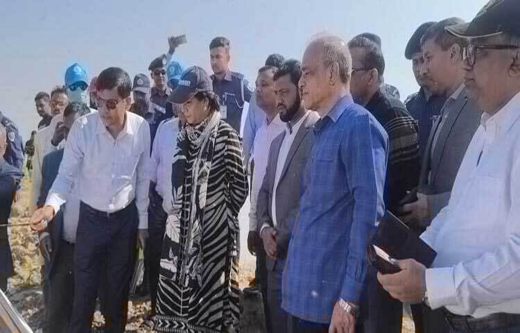 স্বরাষ্ট্র মন্ত্রণালয়ের উপদেষ্টা লেফটেন্যান্ট জেনারেল (অব.) মো. জাহাঙ্গীর আলম চৌধুরী বলেছেন, শিক্ষার্থীরা তাদের দাবি নিয়ে রাস্তা অবরোধ না করে সোহরাওয়ার্দী উদ্যানে এসেও ক্ষোভ প্রকাশ করতে পারে। কিংবা আমাদের সঙ্গে আলোচনায় বসতে পারে। আমরা চাই শান্তিপ্রিয় সমাধান। আমরা কোনোভাবে শিক্ষার্থীদের আন্দোলনে কঠোর হতে চাই না। ছবি: লিপসন আহমেদ