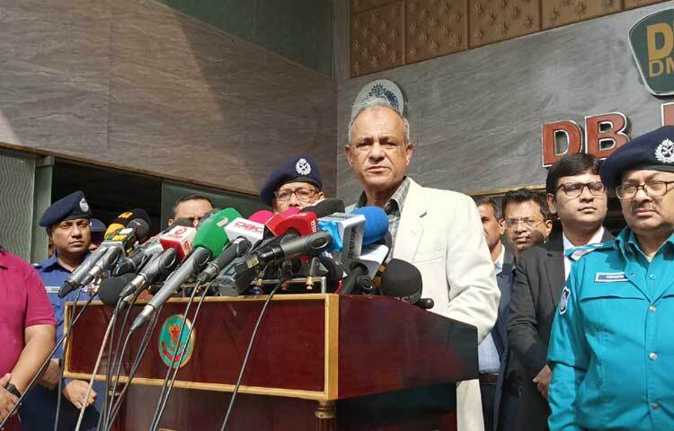 স্বরাষ্ট্র উপদেষ্টা লেফটেন্যান্ট জেনারেল (অব.) জাহাঙ্গীর আলম চৌধুরী বলেছেন, আয়না ঘর বা ভাতের হোটেল কিছুই থাকবে না ডিবি কার্যালয়ে। আর ডিবি সাদা পোশাকে কাউকে আটকও করতে পারবে না। আটকের আগে অবশ্যই ডিবিকে জ্যাকেট পরিধান ও আইডি কার্ড শো করতে হবে। ছবি: তৌহিদুজ্জামান তন্ময়