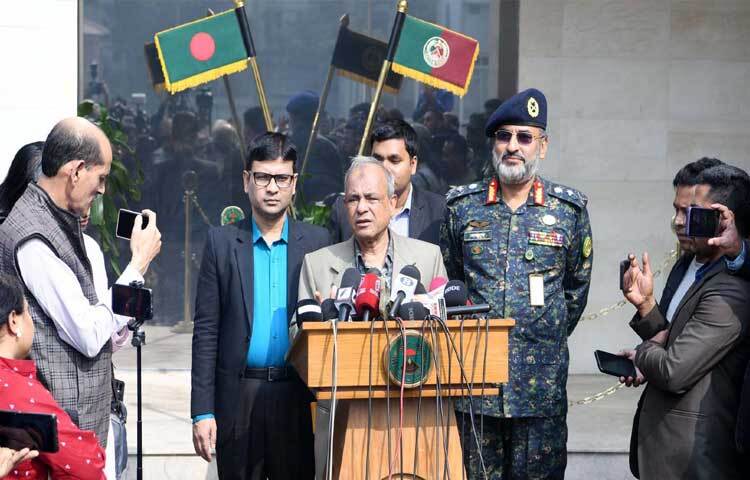 ঢাকায় খিলগাঁওয়ে বাংলাদেশ আনসার ও ভিডিপি হেডকোয়ার্টারে কর্মকর্তাদের সাথে মতিবিনিময় শেষে সাংবাদিকদের ব্রিফ করেন স্বরাষ্ট্র উপদেষ্টা লেফটেন্যান্ট জেনারেল (অব.) মো. জাহাঙ্গীর আলম চৌধুরী। ছবি: পিআইডি