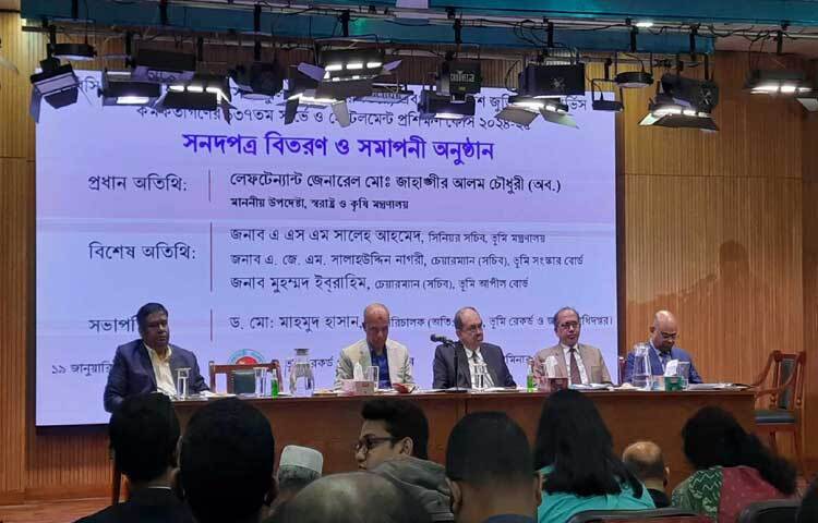 স্বরাষ্ট্র ও কৃষি উপদেষ্টা লেফটেন্যান্ট জেনারেল (অব.) মো. জাহাঙ্গীর আলম চৌধুরী বলেছেন, বিজিবি সবসময় সতর্ক রয়েছে। সীমান্ত সম্পূর্ণরূপে সুরক্ষিত। সীমান্তে ওপারের কেউ আসতে পারবে না এপারে। রক্ত ঝরবে কিন্তু সীমান্ত সুরক্ষিত থাকবে। ছবি: তৌহিদুজ্জামান তন্ময়