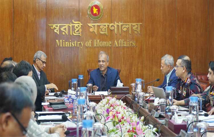 মন্ত্রণালয়ের সম্মেলন কক্ষে ভারতের নয়াদিল্লিতে ৫৫তম বিজিবি-বিএসএফ মহাপরিচালক পর্যায়ে অনুষ্ঠিতব্য সীমান্ত সম্মেলনে বাংলাদেশ-ভারত সীমান্ত সংক্রান্ত দ্বিপাক্ষিক বিভিন্ন বিষয় আলোচনা করার লক্ষ্যে প্রস্তুতিমূলক আন্তঃমন্ত্রণালয় সভায় অংশ নিয়েছেন স্বরাষ্ট্র উপদেষ্টা লেফটেন্যান্ট জেনারেল (অব.) মো. জাহাঙ্গীর আলম চৌধুরী। ছবি: পিআইডি