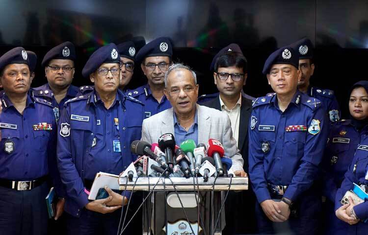 ঢাকায় গুলশানে নৌ পুলিশ সদর দপ্তরে কর্মকর্তাদের সঙ্গে মতবিনিময় শেষে সাংবাদিকদের ব্রিফ করেন স্বরাষ্ট্র উপদেষ্টা লেফটেন্যান্ট জেনারেল (অব.) মো. জাহাঙ্গীর আলম চৌধুরী। ছবি: পিআইডি