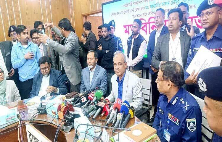 স্বরাষ্ট্র উপদেষ্টা লেফটেন্যান্ট জেনারেল (অব.) মো. জাহাঙ্গীর আলম চৌধুরী বলেছেন, অপারেশন ডেভিল হান্টে চুনোপুঁটি থেকে রাঘববোয়াল সবাই ধরা পড়বে। ছবি: সাখাওয়াত হোসেন