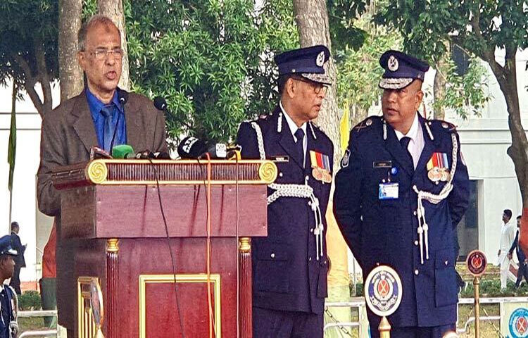 পুলিশ কোনো দলের তল্পিবাহক হয়ে বেআইনি কাজ করবে না বলে জানিয়েছেন লে. জেনারেল মো. জাহাঙ্গীর আলম চৌধুরী (অব.)। ছবি: সাখাওয়াত হোসেন
