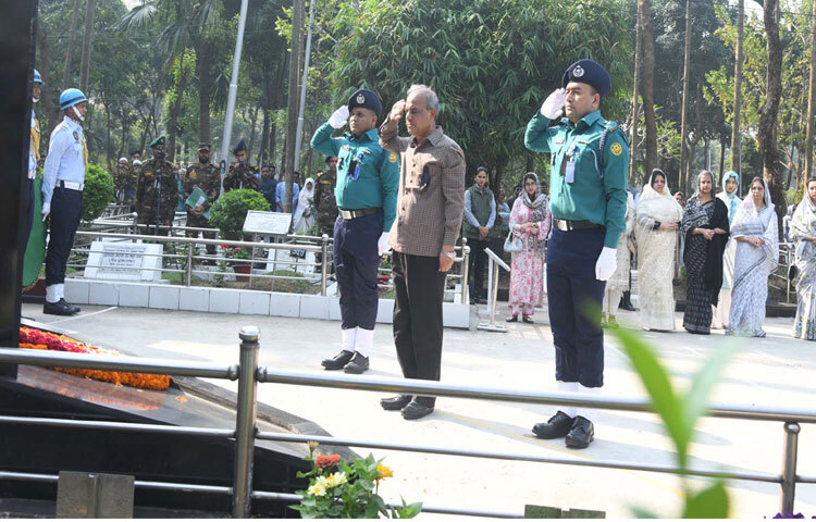 ঢাকায় বনানী সামরিক কবরস্থানে ‘জাতীয় শহীদ সেনা দিবস-২০২৫’ উপলক্ষে পুষ্পস্তবক অর্পণ করে শ্রদ্ধা নিবেদন করেন স্বরাষ্ট্র উপদেষ্টা লেফটেন্যান্ট জেনারেল (অব.) মো. জাহাঙ্গীর আলম চৌধুরী। ছবি: পিআইডি