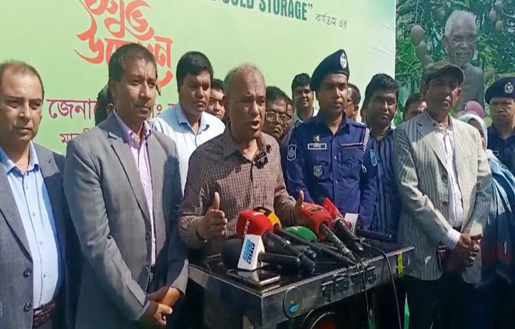 দেশের চলমান পরিস্থিতিতে জনগণকে আইন নিজের হাতে তুলে না নেওয়ার আহ্বান জানিয়েছেন স্বরাষ্ট্র উপদেষ্টা লেফটেন্যান্ট জেনারেল (অব.) জাহাঙ্গীর আলম চৌধুরী। ছবি: মাহফুজুর রহমান নিপু