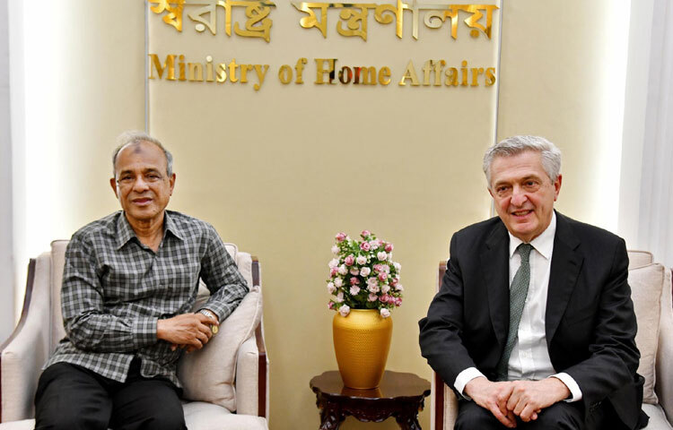 স্বরাষ্ট্র উপদেষ্টা লেফটেন্যান্ট জেনারেল (অব.) মো. জাহাঙ্গীর আলম চৌধুরীর সঙ্গে মন্ত্রণালয়ে তার অফিস কক্ষে সাক্ষাৎ করেন জাতিসংঘের শরণার্থী বিষয়ক হাইকমিশনার ফিলিপ্পো গ্র্যান্ডি। ছবি: পিআইডি