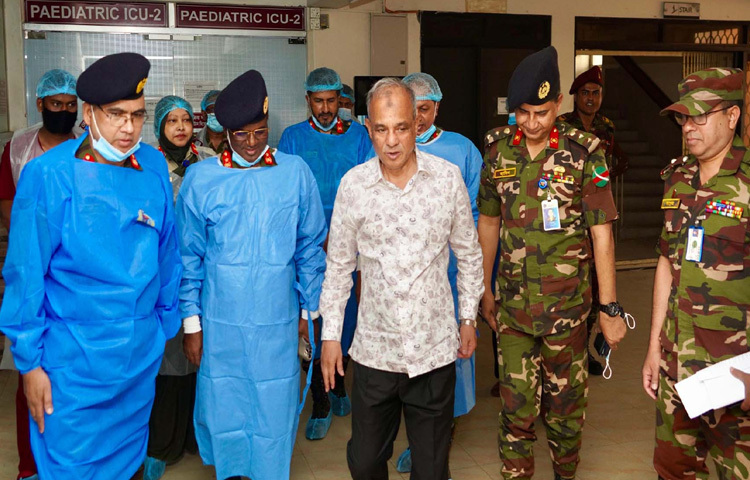 ঢাকায় সম্মিলিত সামরিক হাসপাতালে মাগুরায় ধর্ষণের শিকার শিশুকে দেখতে গিয়ে চিকিৎসার খোঁজখবর নেন স্বরাষ্ট্র উপদেষ্টা লেফটেন্যান্ট জেনারেল (অব.) মো. জাহাঙ্গীর আলম চৌধুরী। ছবি: পিআইডি