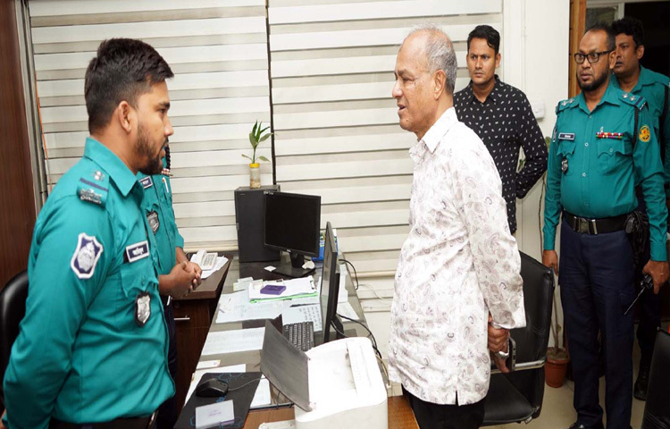 রাজধানীর তেজগাঁও, ধানমন্ডি, শাহবাগ ও নিউমার্কেট থানা পরিদর্শন করেন স্বরাষ্ট্র উপদেষ্টা লেফটেন্যান্ট জেনারেল (অব.) মো. জাহাঙ্গীর আলম চৌধুরী। ছবি: পিআইডি