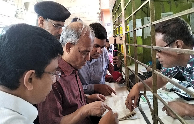 নগরবাসীর এই ঈদযাত্রা নির্বিঘ্ন করার লক্ষ্যে গাবতলী বাস টার্মিনাল ও আশপাশের এলাকা পরিদর্শন করছেন স্বরাষ্ট্র উপদেষ্টা লেফটেন্যান্ট জেনারেল মো. জাহাঙ্গীর আলম চৌধুরী (অব.)। ছবি: অভিজিৎ রায়