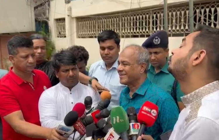 যুক্তরাষ্ট্রের প্রভাবশালী সংবাদমাধ্যম দ্য নিউইয়র্ক টাইমসে প্রকাশিত প্রতিবেদনের কথা উল্লেখ করে স্বরাষ্ট্র উপদেষ্টা জাহাঙ্গীর আলম চৌধুরী বলেছেন, অন্তর্বর্তীকালীন সরকার দায়িত্ব নেওয়ার পর দেশে জঙ্গিবাদের উত্থানের মতো কিছুই হয়নি। ছবি: অভিজিৎ রায়