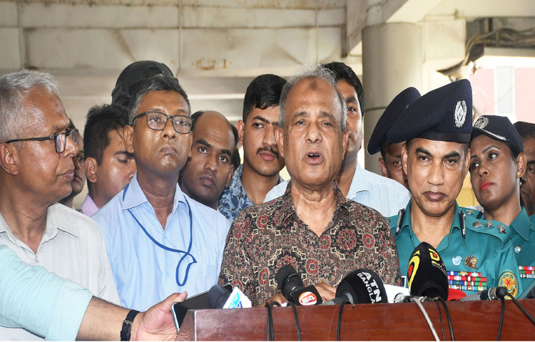 ঢাকায় হযরত শাহজালাল আন্তর্জাতিক বিমানবন্দর পরিদর্শন শেষে সাংবাদিকদের ব্রিফ করেন স্বরাষ্ট্র উপদেষ্টা লেফটেন্যান্ট জেনারেল (অব.) মো. জাহাঙ্গীর আলম চৌধুরী। ছবি: পিআইডি