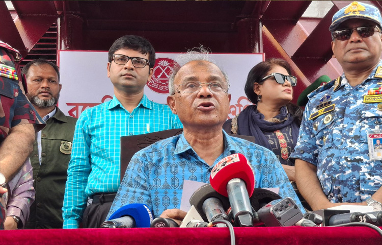 অবৈধভাবে যেসব ভারতীয় বাংলাদেশে আছেন তাদের ভারতের মতো পুশব্যাক করা হবে না বলে জানিয়েছেন স্বরাষ্ট্র উপদেষ্টা লেফটেন্যান্ট জেনারেল (অব.) মো. জাহাঙ্গীর আলম চৌধুরী। ছবি: তৌহিদুজ্জামান তন্ময়