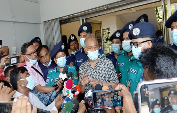 বিএনপির ভারপ্রাপ্ত চেয়ারম্যান তারেক রহমানের দেশে আসার বিষয়ে সাংবাদিকদের এক প্রশ্নের জবাবে স্বরাষ্ট্র উপদেষ্টা লেফটেন্যান্ট জেনারেল (অব.) মো. জাহাঙ্গীর আলম চৌধুরী বলেছেন, তারেক রহমানের দেশে আসতে কোনো বাধা নেই। ইচ্ছা করলে তিনি দেশে আসতে পারেন। ছবি: মো. আমিনুল ইসলাম