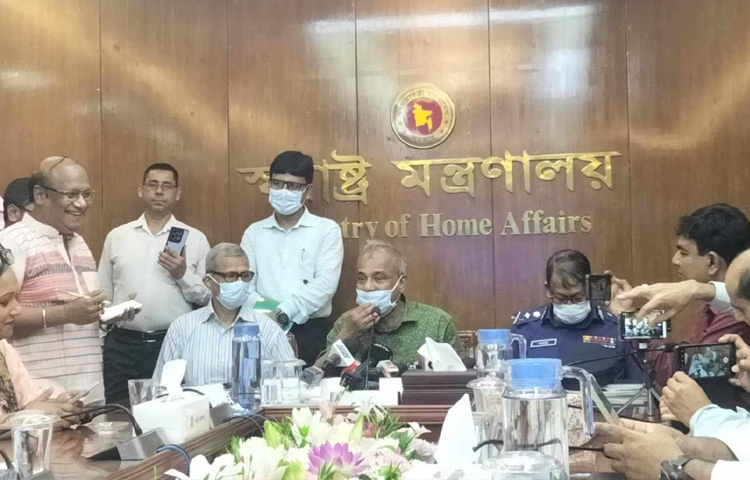 বিগত সরকারের সময়ে পিট্টি মারলে (মারধর করলে) পুলিশ খুব সচল বলে ভাবা হতো। সরকার এমন পুলিশ চাইছে না। বর্তমান পুলিশ মানবিক পুলিশ এবং আগের থেকে তারা অনেক সক্রিয়। এমন মন্তব্য করেছেন স্বরাষ্ট্র উপদেষ্টা লেফটেন্যান্ট জেনারেল (অব.) মো. জাহাঙ্গীর আলম চৌধুরী। ছবি: মাসুদ রানা