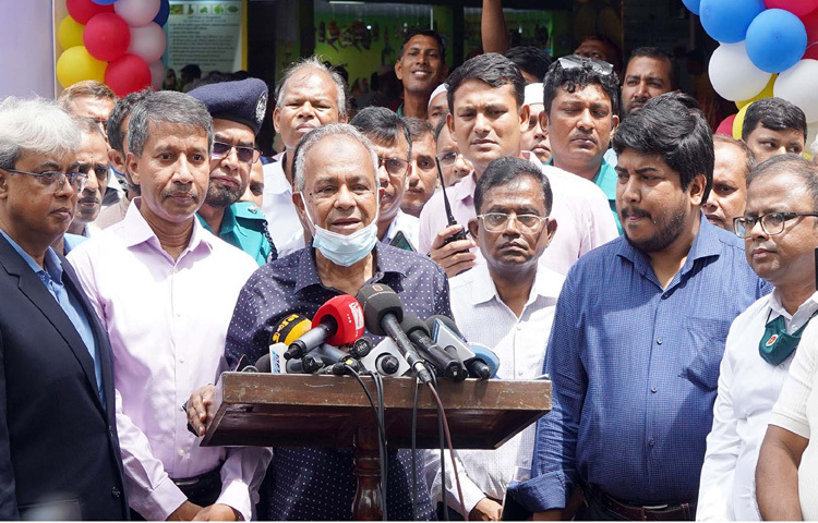 ফার্মগেটে কৃষিবিদ ইনস্টিটিউশন বাংলাদেশে জাতীয় ফল মেলা উদ্বোধন শেষে সাংবাদিকদের ব্রিফ করেন কৃষি উপদেষ্টা লেফটেন্যান্ট জেনারেল (অব.) মো. জাহাঙ্গীর আলম চৌধুরী। ছবি: পিআইডি