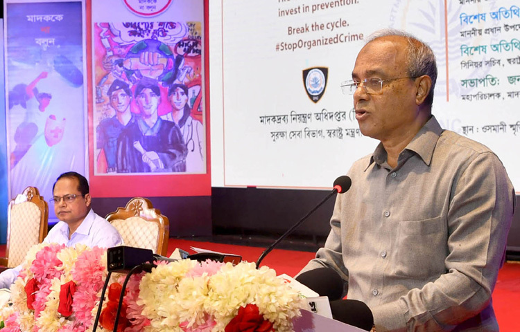 ঢাকায় ওসমানী স্মৃতি মিলনায়তনে মাদকদ্রব্যের অপব্যবহার ও অবৈধ পাচারবিরোধী আন্তর্জাতিক দিবস উদযাপন উপলক্ষ্যে আলোচনা সভা ও পুরষ্কার বিতরণ অনুষ্ঠানে প্রধান অতিথির বক্তৃতা করেন স্বরাষ্ট্র উপদেষ্টা লেফটেন্যান্ট জেনারেল (অব.) মো. জাহাঙ্গীর আলম চৌধুরী। ছবি: পিআইডি