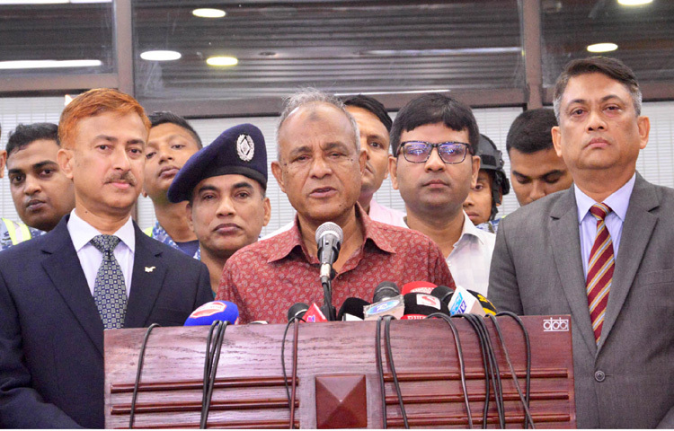 ঢাকায় হযরত শাহজালাল আন্তর্জাতিক বিমানবন্দরের তৃতীয় টার্মিনাল পরিদর্শন শেষে সাংবাদিকদের ব্রিফ করেন স্বরাষ্ট্র উপদেষ্টা লেফটেন্যান্ট জেনারেল (অব.) মো. জাহাঙ্গীর আলম চৌধুরী। ছবি: পিআইডি
