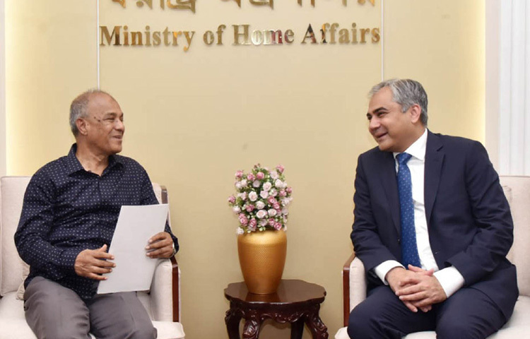 স্বরাষ্ট্র উপদেষ্টা লেফটেন্যান্ট জেনারেল (অব.) মো. জাহাঙ্গীর আলম চৌধুরীর সঙ্গে মন্ত্রণালয়ে তার অফিসকক্ষে সাক্ষাৎ করেন পাকিস্তানের স্বরাষ্ট্রমন্ত্রী মহসিন নাকিব। ছবি: পিআইডি