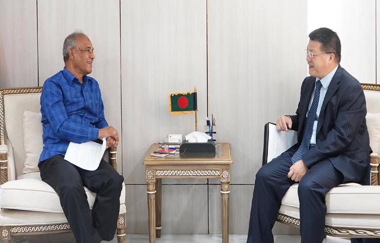 কৃষি উপদেষ্টা লেফটেন্যান্ট জেনারেল (অব.) মো. জাহাঙ্গীর আলম চৌধুরীর সঙ্গে মন্ত্রণালয়ে তার অফিসকক্ষে সাক্ষাৎ করেন বাংলাদেশে চীনের রাষ্ট্রদূত ইয়াও ওয়েন। ছবি: পিআইডি