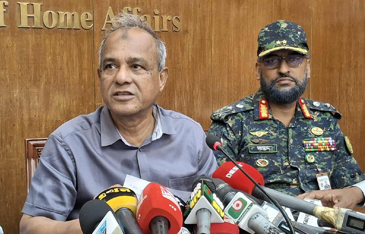 মন্ত্রণালয়ের সম্মেলনকক্ষে আইন-শৃঙ্খলা সংক্রান্ত কোর কমিটির সভা শেষে সাংবাদিকদের ব্রিফ করেন স্বরাষ্ট্র উপদেষ্টা লেফটেন্যান্ট জেনারেল (অব.) মো. জাহাঙ্গীর আলম চৌধুরী। এসময় স্বরাষ্ট্র মন্ত্রণালয় সংক্রান্ত প্রধান উপদেষ্টার বিশেষ সহকারী মো. খোদা বখস চৌধুরী উপস্থিত ছিলেন। ছবি: পিআইডি