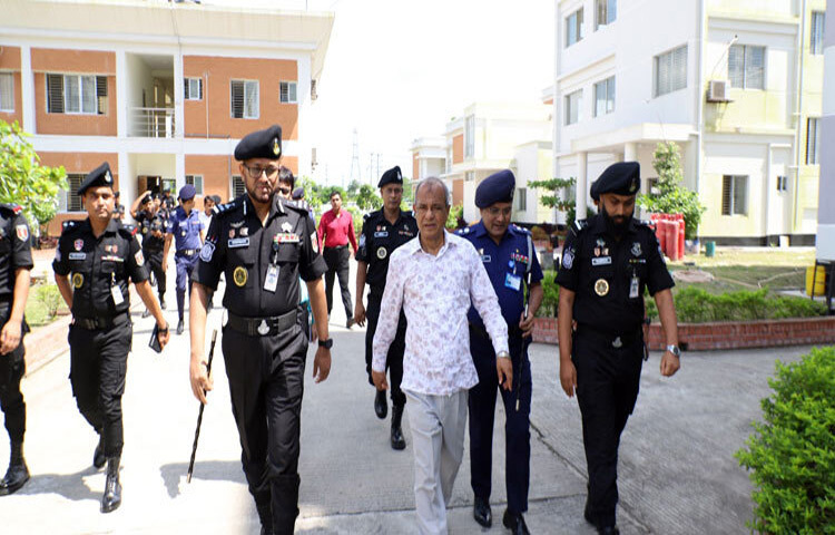 আগামী ত্রয়োদশ জাতীয় সংসদ নির্বাচনে তরুণ ভোটারদের জন্য আলাদা বুথ থাকবে বলে জানিয়েছেন স্বরাষ্ট্র উপদেষ্টা লেফটেন্যান্ট জেনারেল (অব.) মো. জাহাঙ্গীর আলম চৌধুরী।