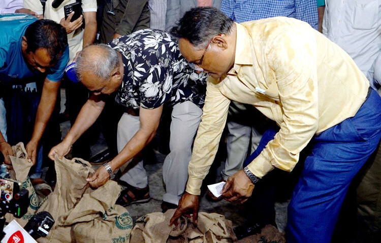 ঢাকায় গাবতলীতে বিএডিসি হিমাগার ও বীজ পরীক্ষাগার পরিদর্শন করেন স্বরাষ্ট্র ও কৃষি উপদেষ্টা লেফটেন্যান্ট জেনারেল (অব.) মো. জাহাঙ্গীর আলম চৌধুরী। ছবি: পিআইডি