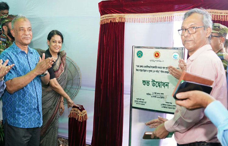 পানি সম্পদ উপদেষ্টা সৈয়দা রিজওয়ানা হাসান কেরাণীগঞ্জে ‘ঢাকা জেলার কেরাণীগঞ্জ উপজেলাধীন শুভাঢ্যা খাল পুনঃখনন এবং খালের উভয় পাড়ের উন্নয়ন ও সুরক্ষা (১ম পর্যায়)’ শীর্ষক প্রকল্পের বাস্তব কাজের উদ্বোধন করেন। এসময় স্বরাষ্ট্র উপদেষ্টা লেফটেন্যান্ট জেনারেল (অব.) মো. জাহাঙ্গীর আলম চৌধুরী উপস্থিত ছিলেন। ছবি: পিআইডি