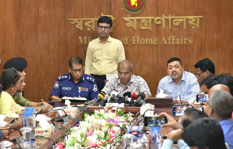 ঢাকায় মন্ত্রণালয়ের সম্মেলনকক্ষে আইনশৃঙ্খলা সংক্রান্ত কোর কমিটির সভা শেষে সাংবাদিকদের ব্রিফ করেন স্বরাষ্ট্র উপদেষ্টা লেফটেন্যান্ট জেনারেল (অব.) মো. জাহাঙ্গীর আলম চৌধুরী। ছবি: পিআইডি