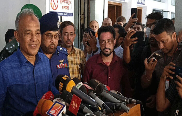 আসন্ন জাতীয় সংসদ নির্বাচনে সেনাবাহিনীর পাশাপাশি নৌবাহিনী ও বিমান বাহিনী কাজ করবে বলে জানিয়েছেন স্বরাষ্ট্র উপদেষ্টা লেফটেন্যান্ট জেনারেল (অব.) মো. জাহাঙ্গীর আলম চৌধুরী। ছবি: আহমেদ জামিল