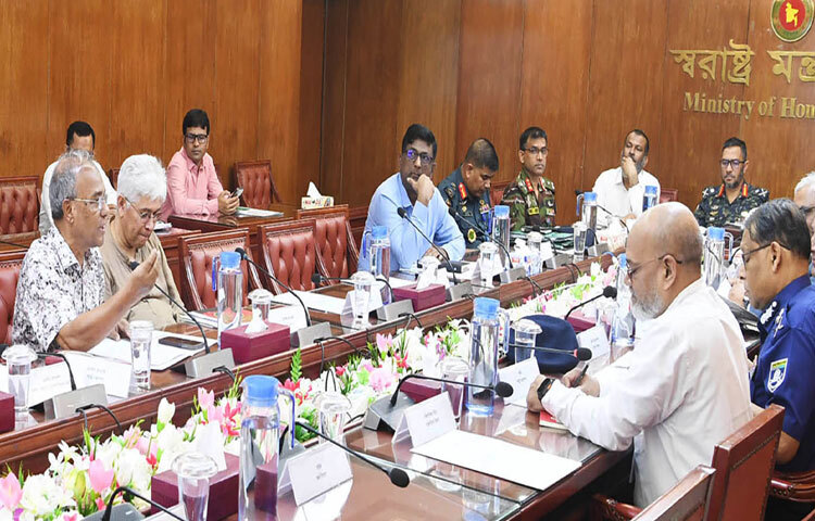 মন্ত্রণালয়ের সম্মেলনকক্ষে আইনশৃঙ্খলা সংক্রান্ত উপদেষ্টা পরিষদ কমিটির সভায় সভাপতিত্ব করেন স্বরাষ্ট্র উপদেষ্টা লেফটেন্যান্ট জেনারেল মো. জাহাঙ্গীর আলম চৌধুরী (অব.)। ছবি: পিআইডি