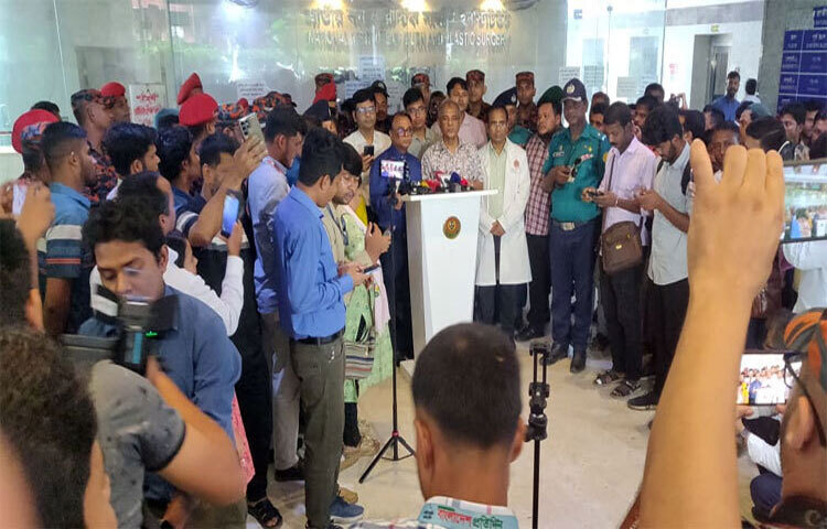 টঙ্গীর কেমিক্যাল গুদামে অগ্নিকাণ্ডে দগ্ধ ফায়ার সার্ভিস কর্মীদের দেখতে জাতীয় বার্ন ও প্লাস্টিক সার্জারি ইনস্টিটিউটে যান স্বরাষ্ট্র উপদেষ্টা লেফটেন্যান্ট জেনারেল (অব.) মো. জাহাঙ্গীর আলম চৌধুরী। এ সময় তিনি আহত ফায়ার সার্ভিস কর্মীদের জন্য সার্বিক সহযোগিতার আশ্বাস দেন। ছবি: কাজী আল আমিন