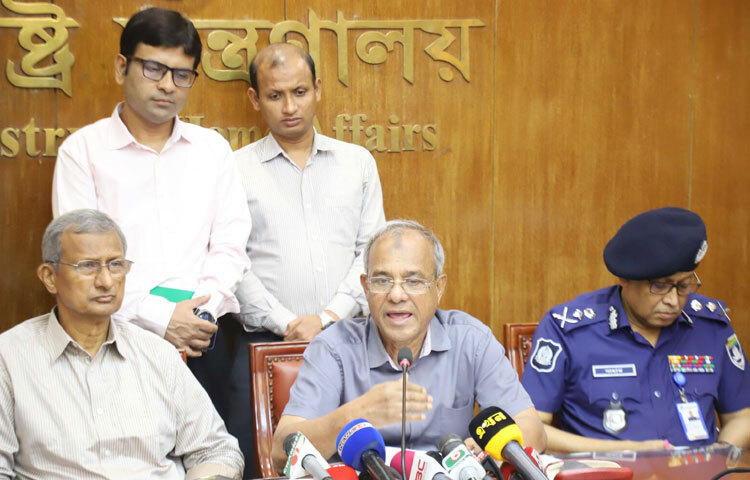 ফ্যাসিস্টের দোসররা দুর্গাপূজাকে কেন্দ্র করে গুজব সৃষ্টির চেষ্টা করছে বলে জানিয়েছেন স্বরাষ্ট্র উপদেষ্টা লেফটেন্যান্ট জেনারেল (অব.) জাহাঙ্গীর আলম চৌধুরী। ছবি: তৌহিদুজ্জামান তন্ময়