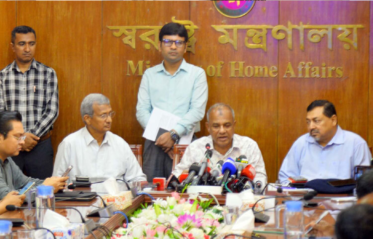 বাংলাদেশ সচিবালয়ে মন্ত্রণালয়ের সম্মেলনকক্ষে আইনশৃঙ্খলা সংক্রান্ত কোর কমিটির সভা শেষে সাংবাদিকদের ব্রিফ করেন স্বরাষ্ট্র উপদেষ্টা লেফটেন্যান্ট জেনারেল মো. জাহাঙ্গীর আলম চৌধুরী (অব.)। এসময় স্বরাষ্ট্র মন্ত্রণালয় সংক্রান্ত প্রধান উপদেষ্টার বিশেষ সহকারী মো. খোদা বখস চৌধুরী উপস্থিত ছিলেন। ছবি: পিআইডি