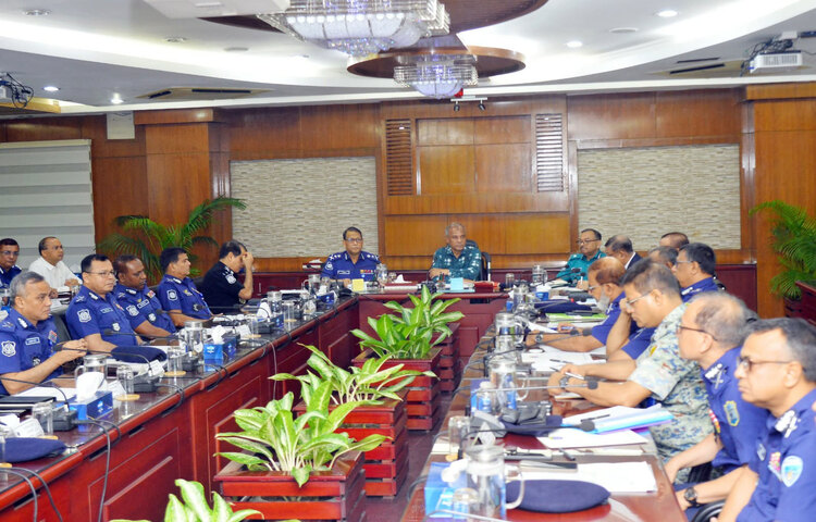 পুলিশ সদস্যদের নিজেকে রাজনৈতিক কর্মী ভাবা যাবে না বলে মন্তব্য করেছেন স্বরাষ্ট্র উপদেষ্টা লেফটেন্যান্ট জেনারেল (অব.) মো. জাহাঙ্গীর আলম চৌধুরী। ছবি: তৌহিদুজ্জামান তন্ময়