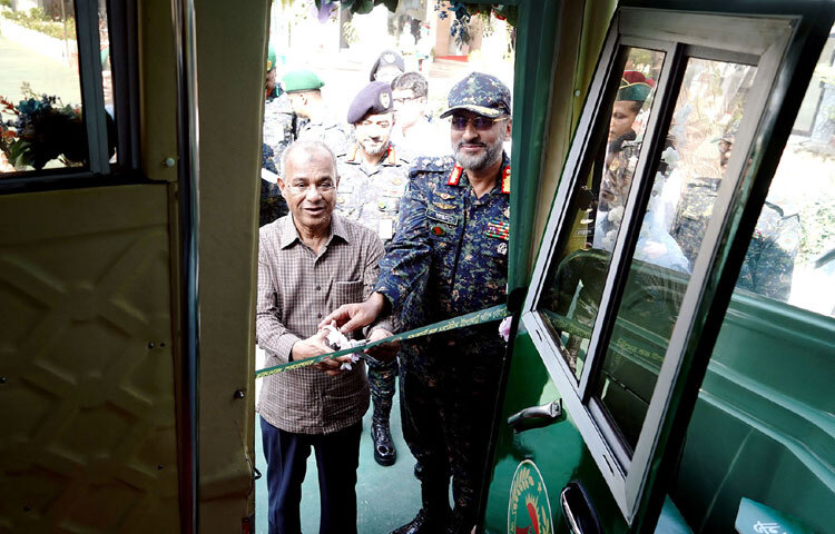 ঢাকায় খিলগাঁওয়ে বাংলাদেশ আনসার ও গ্রাম প্রতিরক্ষা বাহিনী সদর দপ্তরে বাংলাদেশ আনসার ওয়েলফেয়ার ট্রাস্ট-ট্রান্সপোর্ট বাস সার্ভিসের উদ্বোধন করেন স্বরাষ্ট্র উপদেষ্টা লেফটেন্যান্ট জেনারেল (অব.) মো. জাহাঙ্গীর আলম চৌধুরী। ছবি: পিআইডি