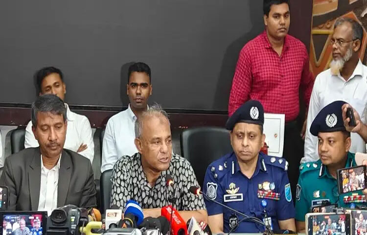 স্বরাষ্ট্র উপদেষ্টা লেফটেন্যান্ট জেনারেল (অব.) জাহাঙ্গীর আলম চৌধুরী বলেছেন, দেশের জনগণ এখন নির্বাচনমুখী। নির্বাচন নিয়ে কারও কোনো হুমকি নেই। নির্বাচন খুব ভালোভাবে হয়ে যাবে। নির্বাচন হবে ফ্রি, ফেয়ার, ক্রেডিবল ও উৎসবমুখর। এর জন্য প্রশাসন কাজ করে যাচ্ছে। ছবি: মো. আমিনুল ইসলাম