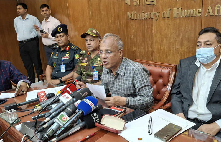 যানবাহনে আগুন দেওয়া প্রতিরোধে রাস্তার পাশে জ্বালানি তেল বিক্রি বন্ধ করা হয়েছে বলে জানিয়েছেন স্বরাষ্ট্র উপদেষ্টা লেফটেন্যান্ট জেনারেল (অব.) মো. জাহাঙ্গীর আলম চৌধুরী। ছবি: মাসুদ রানা