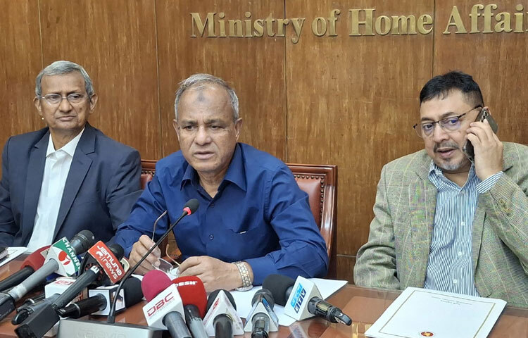 নির্বাচনের আগে আইনশৃঙ্খলা পরিস্থিতির অবনতি হওয়ার কোনো আশঙ্কা নেই বলে দাবি করেছেন স্বরাষ্ট্র উপদেষ্টা লেফটেন্যান্ট জেনারেল (অব.) জাহাঙ্গীর আলম চৌধুরী। ছবি: তৌহিদুজ্জামান তন্ময়