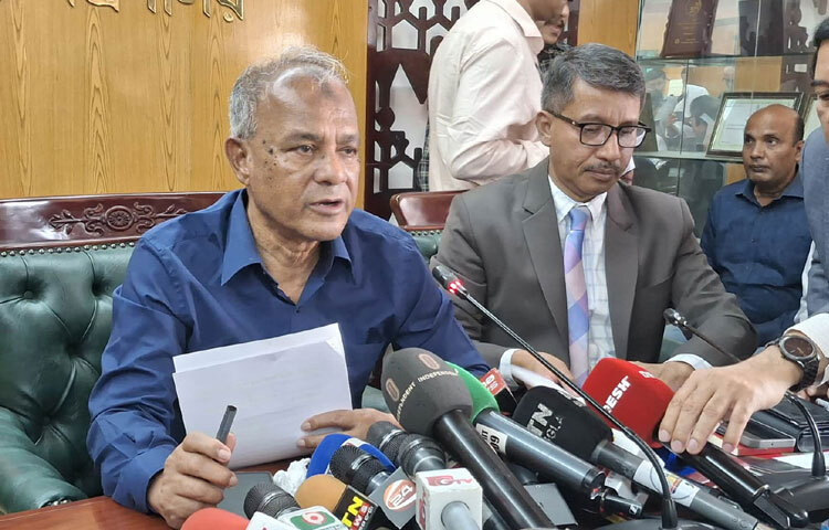 আগামী নির্বাচনকে সামনে রেখে আইনশৃঙ্খলা পরিস্থিতির ওপর ভিত্তি করে জেলাগুলোকে তিনটি শ্রেণিতে ভাগ করার পর পুলিশ সুপার (এসপি) পদে পদায়নে লটারি করা হয়েছে বলে জানিয়েছেন স্বরাষ্ট্র উপদেষ্টা লেফটেন্যান্ট জেনারেল (অব.) মো. জাহাঙ্গীর আলম চৌধুরী। ছবি: তৌহিদুজ্জামান তন্ময়