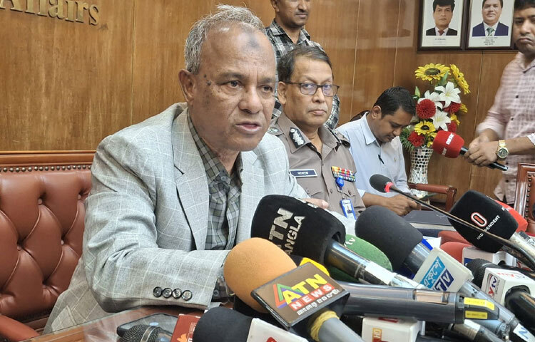 তারেক রহমানের নিরাপত্তায় বিশেষ যা যা দরকার সরকার তা দিতে প্রস্তুত আছে বলে জানিয়েছেন স্বরাষ্ট্র উপদেষ্টা লেফটেন্যান্ট জেনারেল (অব.) মো. জাহাঙ্গীর আলম চৌধুরী। ছবি: মাসুদ রানা