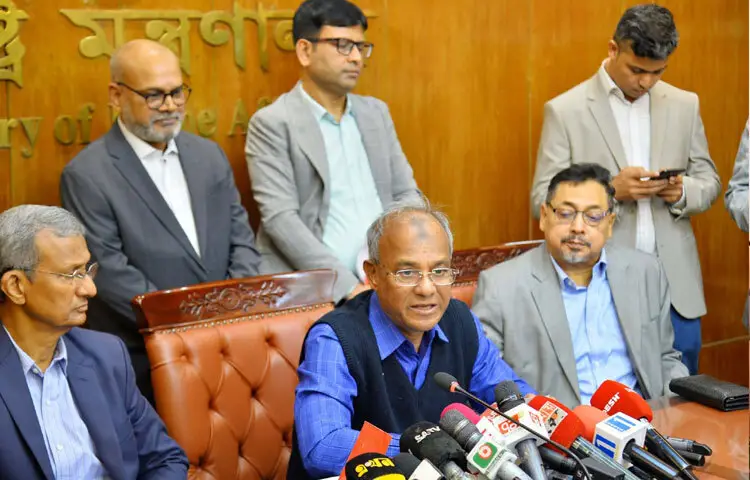 The government has announced a reward of Tk 50 lakh for anyone who can identify the attacker of Inqilab Mancha spokesperson and potential independent candidate for Dhaka-8 constituency Sharif Osman Hadi, Home Affairs Advisor Lieutenant General (Retd) Md. Jahangir Alam Chowdhury said. Photo: Touhiduzzaman Tanmoy
