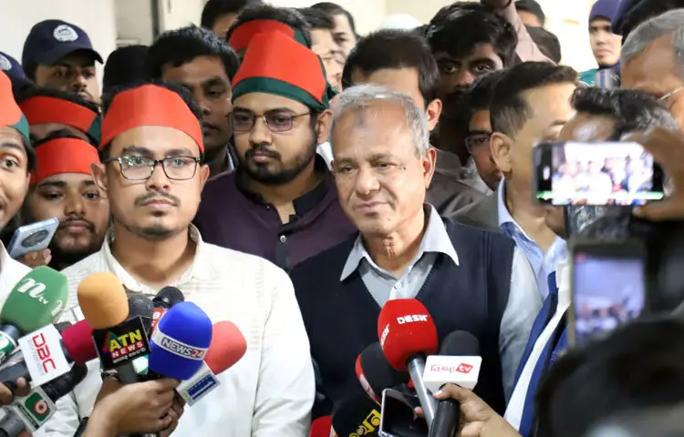 ঢাকা-৮ আসনের সম্ভাব্য স্বতন্ত্র প্রার্থী ওসমান হাদিকে গুলি করে হত্যাচেষ্টায় অভিযুক্ত সাবেক ছাত্রলীগ নেতা ফয়সাল করিম মাসুদ ওরফে দাউদ খান এবং তার সহযোগী মোটরসাইকেলচালক আলমগীর সীমান্ত পাড়ি দিয়ে ভারতে পালিয়ে যাওয়া প্রশ্ন এড়িয়ে গেছেন স্বরাষ্ট্র উপদেষ্টা লেফটেন্যান্ট জেনারেল (অব.) মো. জাহাঙ্গীর আলম চৌধুরী। ছবি: তৌহিদুজ্জামান তন্ময়