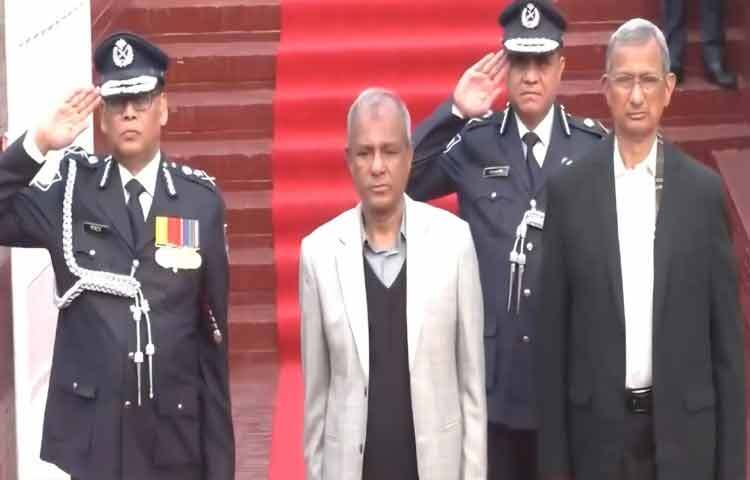 মহান বিজয় দিবস ও জাতীয় দিবস উপলক্ষে স্বরাষ্ট্র উপদেষ্টা লেফটেন্যান্ট জেনারেল (অব.) মো. জাহাঙ্গীর আলম চৌধুরী, প্রধান উপদেষ্টার বিশেষ সহকারী মো. খোদা বখস চৌধুরী এবং পুলিশ মহাপরিদর্শক (আইজিপি) বাহারুল আলম মুক্তিযুদ্ধে শহীদ বীর পুলিশ সদস্যদের প্রতি গভীর শ্রদ্ধা নিবেদন করেছেন। ছবি: তৌহিদুজ্জামান তন্ময়