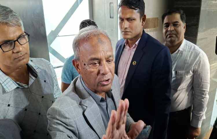 সাংবাদিকসহ সবাইকে গুলিবিদ্ধ চিকিৎসাধীন শরিফ ওসমান হাদির জন্য খাস দিলে (একনিষ্ঠ মনে) দোয়া করতে বললেন স্বরাষ্ট্র উপদেষ্টা লেফটেন্যান্ট জেনারেল (অব.) মো. জাহাঙ্গীর আলম চৌধুরী। ছবি: মাসুদ রানা