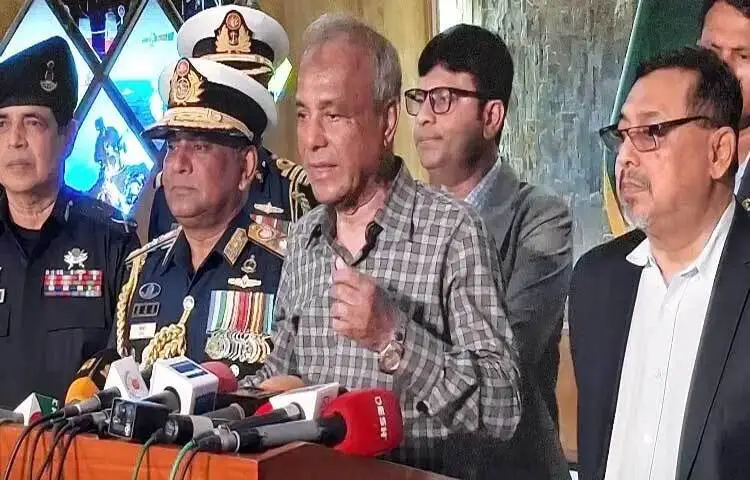 ত্রয়োদশ জাতীয় সংসদ নির্বাচন ও গণভোটে দায়িত্ব পালনের ক্ষেত্রে নিরপেক্ষতা বজায় রাখার বিষয়ে কঠোর হুঁশিয়ারি দিয়েছেন স্বরাষ্ট্র উপদেষ্টা লেফটেন্যান্ট জেনারেল (অব.) মো. জাহাঙ্গীর আলম চৌধুরী।