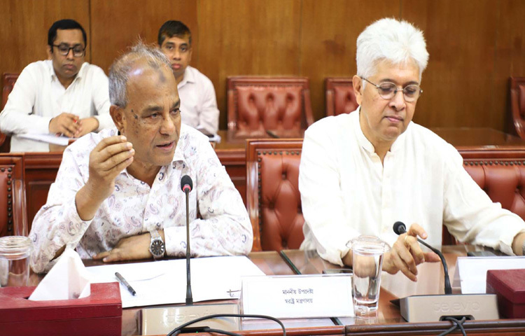 ঢাকায় মন্ত্রণালয়ের সম্মেলনকক্ষে আইনশৃঙ্খলা সংক্রান্ত কোর কমিটির সভায় বক্তৃতা করেন স্বরাষ্ট্র উপদেষ্টা লেফটেন্যান্ট জেনারেল (অব.) মো. জাহাঙ্গীর আলম চৌধুরী। এসময় গৃহায়ন ও গণপূর্ত উপদেষ্টা আদিলুর রহমান খান উপস্থিত ছিলেন। ছবি: পিআইডি