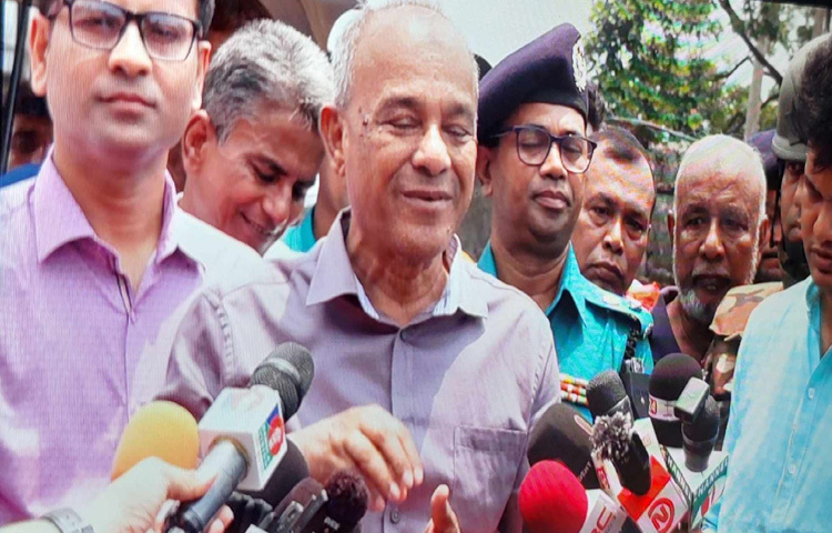 ঈদুল আজহা উদযাপনকে কেন্দ্র করে নিরাপত্তা নিয়ে দুশ্চিন্তার কোনো কারণ নেই বলে জানিয়েছেন স্বরাষ্ট্র উপদেষ্টা লেফটেন্যান্ট জেনারেল (অব.) জাহাঙ্গীর আলম চৌধুরী। ছবি: সালাহ উদ্দিন