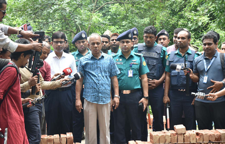 রায়েরবাজারে জুলাই গণ-অভ্যুত্থানে শহিদদের গণকবর পরিদর্শন শেষে সাংবাদিকদের ব্রিফ করেন স্বরাষ্ট্র উপদেষ্টা লেফটেন্যান্ট জেনারেল (অব) মো. জাহাঙ্গীর আলম চৌধুরী। ছবি: পিআইডি