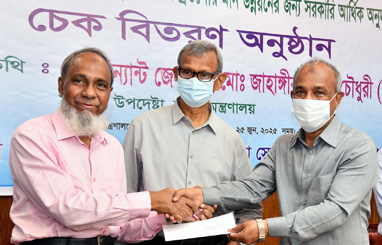 ঢাকায় মন্ত্রণালয়ের সম্মেলনকক্ষে বেসরকারি মাদকাসক্তি নিরাময় ও পুনর্বাসন কেন্দ্রগুলোর মানোন্নয়নের জন্য সরকারি আর্থিক অনুদানের চেক বিতরণ করেন স্বরাষ্ট্র উপদেষ্টা লেফটেন্যান্ট জেনারেল (অব.) মো. জাহাঙ্গীর আলম চৌধুরী। ছবি: পিআইডি